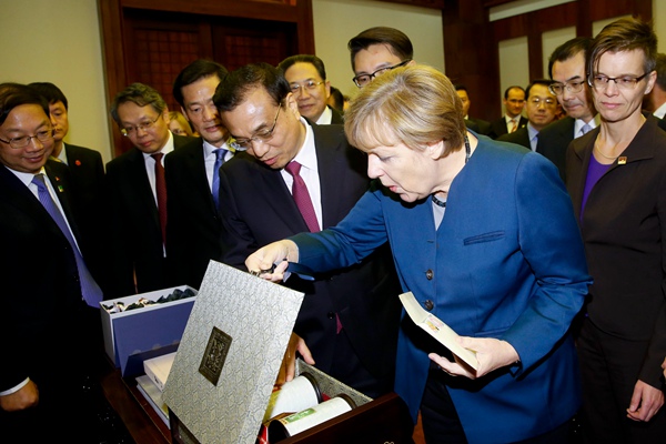 Anhui tea offered to angela merkel by li